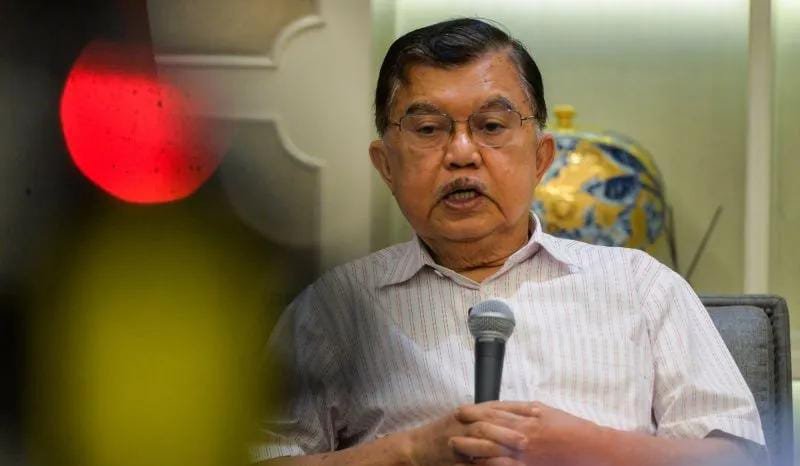 Wakil Presiden RI ke-10 dan ke-12, Jusuf Kalla (JK), memberikan tanggapan terkait bentrokan yang pecah saat peringatan 21 tahun Hari Damai Aceh di depan Masjid Raya Baiturrahman, Kota Banda Aceh, Sabtu (15/8/2026).