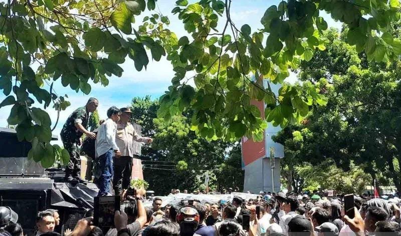 Polda Aceh membebaskan sejumlah warga yang sempat ditahan pascabentrokan dengan aparat di depan Masjid Raya Baiturrahman, Sabtu (15/8/2026).