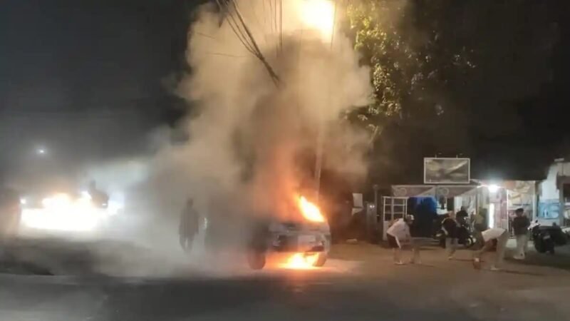 Satu unit mobil Toyota Fortuner BL 1246 NK milik Edwar Nour Rifza (52) terbakar di Jalan Residence Danubroto, Gampong Geuce Kayee Jato, Kecamatan Banda Raya, Sabtu (15/8/2026) malam sekitar pukul 20.45 WIB.