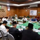 Pemerintah Aceh dan DPRA sepakat berkonsultasi dengan Mendagri terkait persoalan bendera bulan bintang. Kesepakatan diambil dalam rapat Forkopimda Aceh, Minggu (16/8/2026), menyusul kericuhan saat peringatan 21 tahun MoU Helsinki.