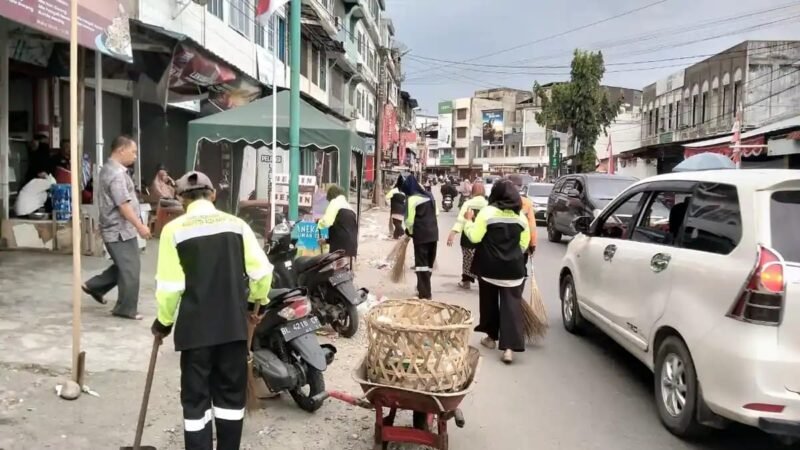 Pawai dilepas Bupati Safaruddin bersama Forkopimda Abdya. Suksesnya kegiatan juga didukung aksi cepat Pasukan Hijau DLH Abdya yang langsung membersihkan sampah pasca-pawai.