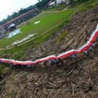 Relawan Bakti BUMN (RBB) 2026 bersama santri dan masyarakat membentangkan bendera Merah Putih sepanjang 81 meter saat Upacara HUT ke-81 RI di Pondok Pesantren Darul Mukhlisin, Aceh Tamiang, Senin (17/8/2026).