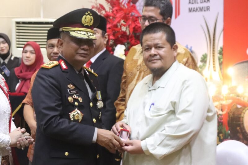 Kapolda Aceh Irjen Pol. Ruddi Setiawan menyerahkan cenderamata secara simbolis kepada veteran dan keluarga pahlawan usai mengikuti Upacara Peringatan Detik-Detik Proklamasi secara virtual di Anjong Mon Mata, Banda Aceh, Senin (17/8/2026). 