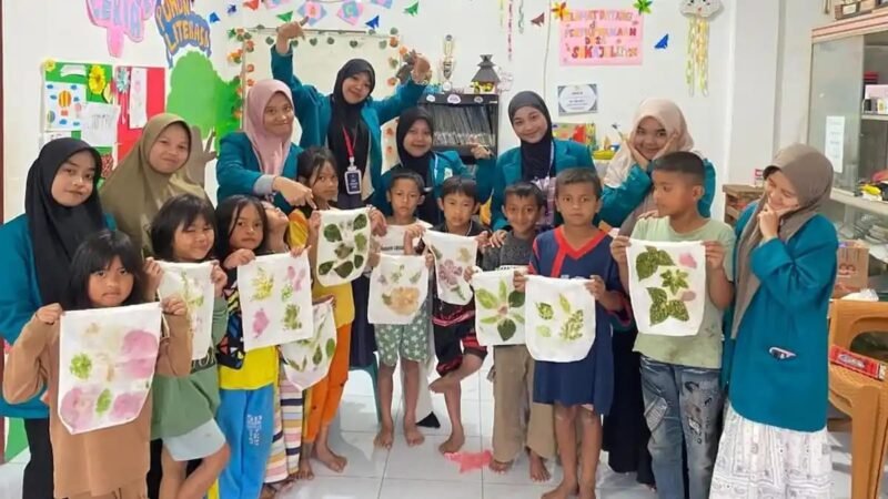 Mahasiswa Kelompok 18 Kuliah Pengabdian Masyarakat (KPM) Mandiri UIN Sultanah Nahrasiyah (UIN SUNA) Lhokseumawe menggelar pelatihan teknik ecoprint bagi anak-anak Desa Suka Julu, Kecamatan Barus Jahe, Kabupaten Karo.