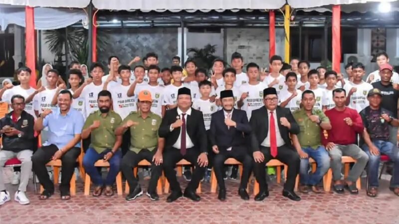 Bupati Bireuen Ir. H. Mukhlis, ST secara resmi melepas 24 pemain tim PSSB Bireuen U-13 untuk berlaga di Piala Soeratin PSSI Aceh di Sigli. Pelepasan berlangsung di Pendopo Bupati Bireuen, Sabtu 15 Agustus 2026 malam.