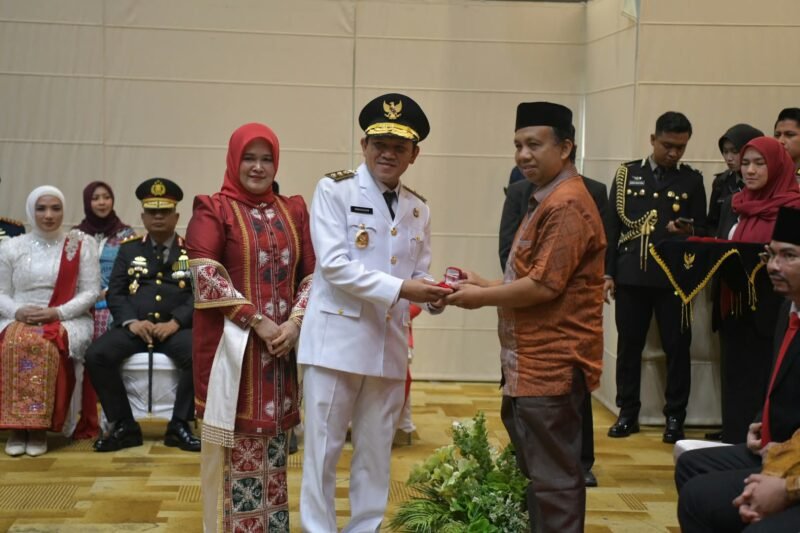Wakil Gubernur Aceh, Fadhlullah (Dek Fadh), didampingi istri menyerahkan cenderamata secara simbolis kepada T. Ardiansyah Polem (perwakilan keluarga pahlawan nasional Cut Meutia) pada peringatan HUT ke-81 RI di Anjong Mon Mata, Banda Aceh, Senin (17/8/2026).