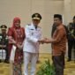 Wakil Gubernur Aceh, Fadhlullah (Dek Fadh), didampingi istri menyerahkan cenderamata secara simbolis kepada T. Ardiansyah Polem (perwakilan keluarga pahlawan nasional Cut Meutia) pada peringatan HUT ke-81 RI di Anjong Mon Mata, Banda Aceh, Senin (17/8/2026).