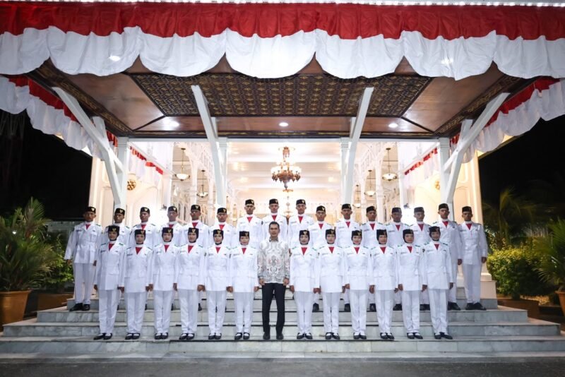 Sekretaris Daerah Aceh M. Nasir menghadiri temu ramah dan jamuan makan malam bersama anggota Paskibraka Provinsi Aceh 2026 di Restoran Pendopo Meuligoe Gubernur Aceh, Senin 17 Agustus 2026.