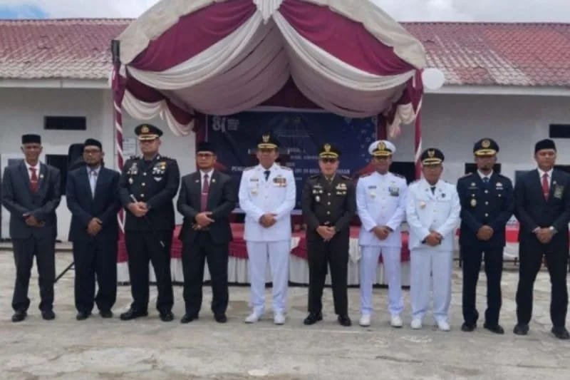 Sebanyak 63 warga binaan Lapas Kelas III Sinabang, Kabupaten Simeulue, menerima remisi HUT ke-81 Kemerdekaan RI. Penyerahan secara simbolis dilakukan Bupati Simeulue Muhammad Nasrun Mikaris didampingi Kalapas Nazaryadi, Senin 17 Agustus 2026.