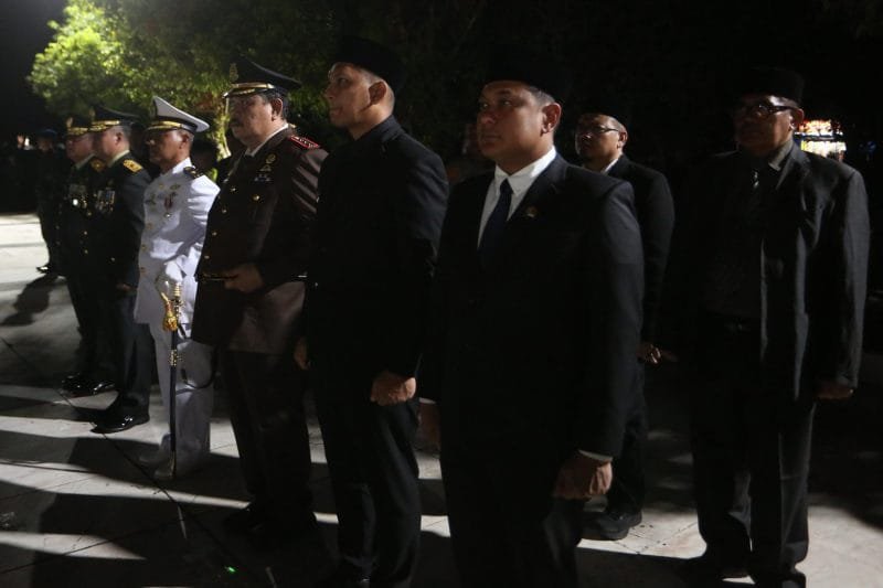 Wakil Wali Kota Banda Aceh Afdhal Khalilullah mendampingi Inspektur Upacara Pangdam Iskandar Muda Mayjen TNI Joko Hadi Susilo dalam Apel Kehormatan dan Renungan Suci (AKRS) HUT ke-81 RI di Taman Makam Pahlawan Banda Aceh, Senin (17/8/2026) pukul 00.00 WIB.