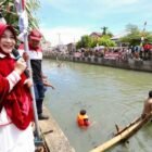 Wali Kota Banda Aceh Illiza Sa’aduddin Djamal ikut memandu perlombaan pukul bantal dan melepas bebek pada lomba tangkap bebek di Sungai Lampaseh, Senin (17/8/2026) dalam rangka HUT ke-81 RI. 