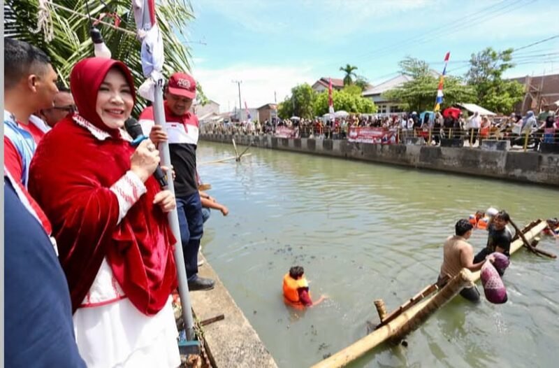Wali Kota Banda Aceh Illiza Sa’aduddin Djamal ikut memandu perlombaan pukul bantal dan melepas bebek pada lomba tangkap bebek di Sungai Lampaseh, Senin (17/8/2026) dalam rangka HUT ke-81 RI. 