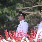 Wakil Bupati Aceh Besar Drs. Syukri A. Jalil memimpin Upacara Penurunan Sang Merah Putih pada HUT ke-81 Kemerdekaan RI di Lapangan Bungong Jeumpa, Kota Jantho, Senin (17/8/2026). FOTO/MC ACEH BESAR