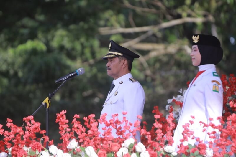 Wakil Bupati Aceh Besar Drs. Syukri A. Jalil memimpin Upacara Penurunan Sang Merah Putih pada HUT ke-81 Kemerdekaan RI di Lapangan Bungong Jeumpa, Kota Jantho, Senin (17/8/2026). FOTO/MC ACEH BESAR