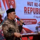 Bupati Aceh Besar H. Muharram Idris menyampaikan sambutan pada Malam Resepsi Kenegaraan HUT ke-81 Kemerdekaan RI di Meuligoe Bupati Aceh Besar, Kota Jantho, Senin (17/8/2026) malam.FOTO/ MC ACEH BESAR