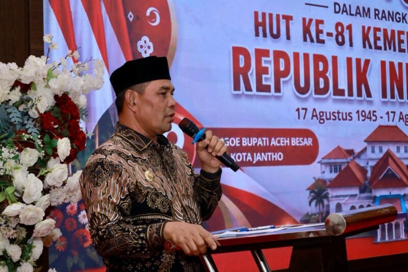 Bupati Aceh Besar H. Muharram Idris menyampaikan sambutan pada Malam Resepsi Kenegaraan HUT ke-81 Kemerdekaan RI di Meuligoe Bupati Aceh Besar, Kota Jantho, Senin (17/8/2026) malam.FOTO/ MC ACEH BESAR