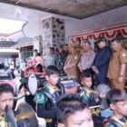 Wakil Bupati Aceh Besar Drs H Syukri A Jalil, melepas konvoi karnaval HUT ke-81 RI, di halaman Disdikbud Aceh Besar, Kota Jantho, Selasa (18/8/2026).