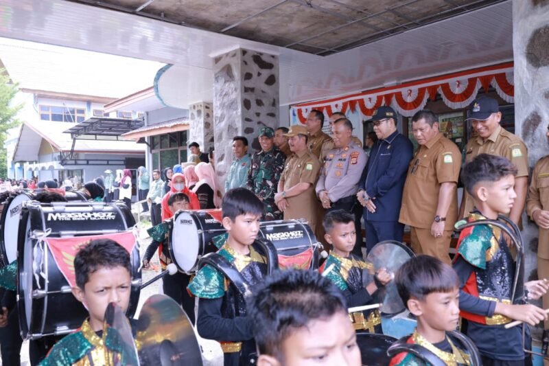 Wakil Bupati Aceh Besar Drs H Syukri A Jalil, melepas konvoi karnaval HUT ke-81 RI, di halaman Disdikbud Aceh Besar, Kota Jantho, Selasa (18/8/2026).