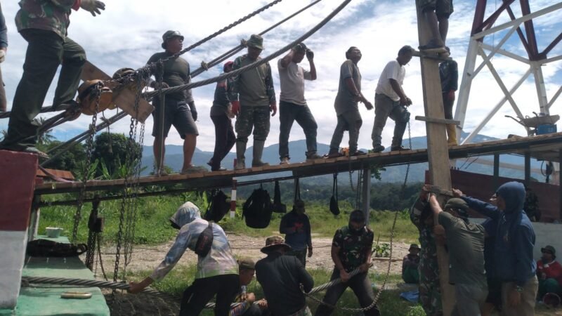 Personel Babinsa Kodim 0108/Agara bersama warga setempat bahu-membahu merangkai material pembangunan Jembatan Gantung Perintis di Desa Kumbang Jaya, Kecamatan Badar, Aceh Tenggara, Senin (17/8/2026).