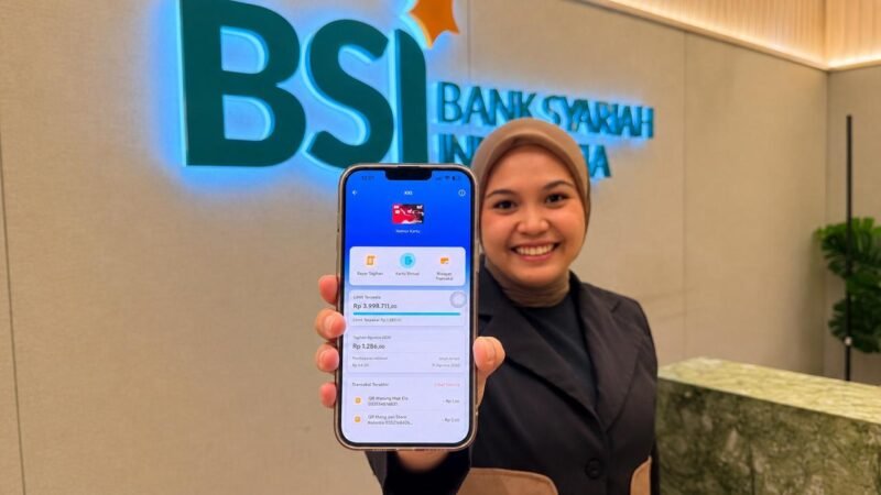 Direktur Retail Banking BSI Kemas Erwan Husainy (tengah) menunjukan tampilan BSI Hasanah KKI Card pada aplikasi BYOND by BSI saat peluncuran kartu pembiayaan syariah virtual tersebut di Jakarta, Senin (17/8/2026).