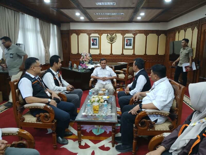 Wakil Gubernur Aceh, Fadhlullah, mendengarkan pemaparan dari Kepala BPS Provinsi Aceh, Agus Andria, saat menerima audiensi jajaran BPS Aceh terkait pelaksanaan Sensus Ekonomi (SE) 2026 di Ruang Rapat Wagub Aceh, Banda Aceh, Selasa (18/8/2026).