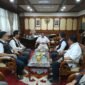 Wakil Gubernur Aceh, Fadhlullah, mendengarkan pemaparan dari Kepala BPS Provinsi Aceh, Agus Andria, saat menerima audiensi jajaran BPS Aceh terkait pelaksanaan Sensus Ekonomi (SE) 2026 di Ruang Rapat Wagub Aceh, Banda Aceh, Selasa (18/8/2026).
