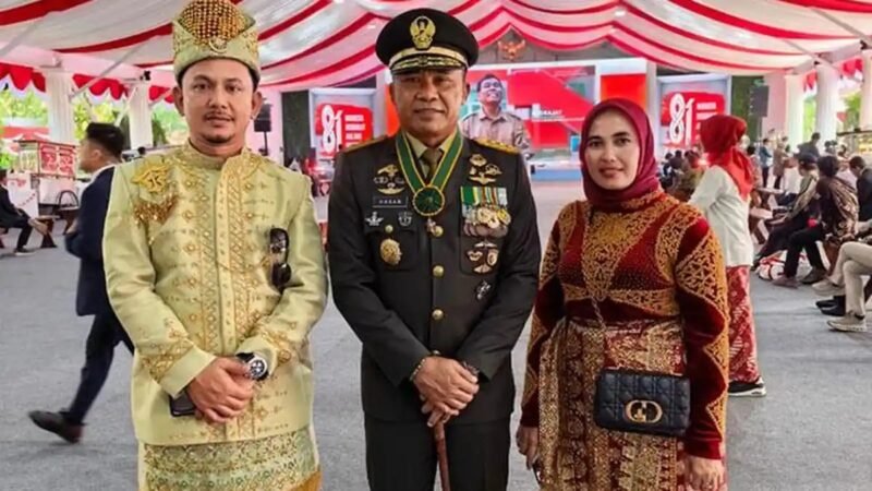 Pengusaha asal Kabupaten Nagan Raya, Aris Wandi bersama istri Cut Nurmawan menghadiri Upacara Pengibaran Bendera Merah Putih HUT ke-81 RI di Istana Negara, Jakarta, Senin (17/8/2026).