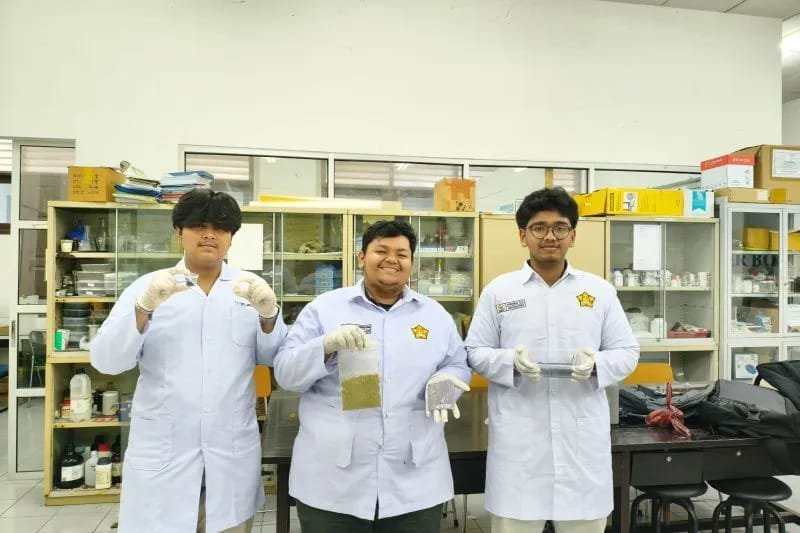 Tim mahasiswa Program Kreativitas Mahasiswa Riset Eksakta (PKM-RE) Jurusan Teknik Kimia Universitas Syiah Kuala (USK) Banda Aceh berhasil mengembangkan membran penjernih air antibakteri ramah lingkungan dari ekstrak rumput bambu (Pogonatherum crinitum). 
