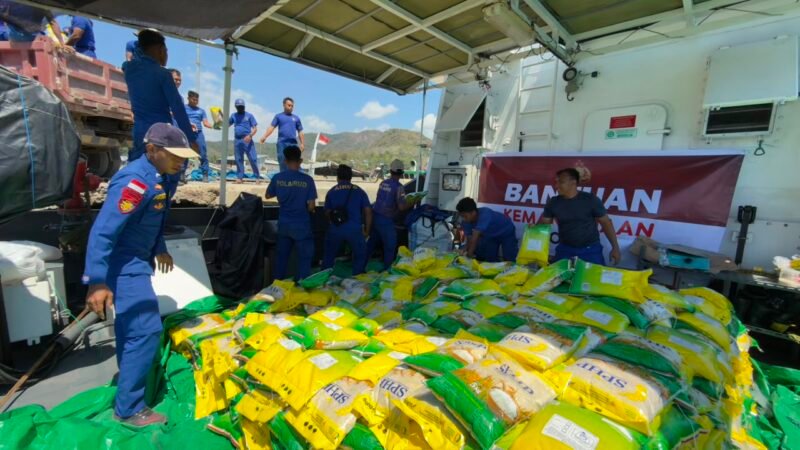 Personel Polri bersama Polwan Polres Manggarai Barat melakukan pengemasan paket bantuan logistik dari Kapolri di Gudang Bulog Labuan Bajo, Desa Batu Cermin, Kecamatan Komodo, Kabupaten Manggarai Barat, Senin (17/8/2026).