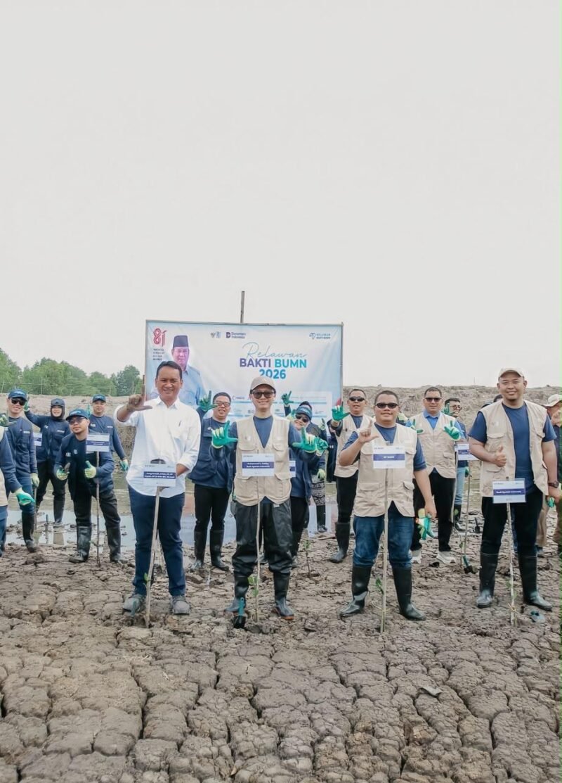 BSI bersama Relawan Bakti BUMN 2026 menanam 15.000 bibit mangrove di 5 hektare lahan kritis Sungai Kuruk III, Aceh Tamiang. Aksi 16-19 Agustus 2026 ini untuk cegah abrasi, jaga ekosistem blue carbon, sekaligus dorong UMKM pesisir agar lebih mandiri dan berkelanjutan, Rabu 19/08/2026