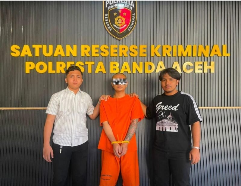 Terduga pelaku penganiayaan berinisial NPA (34) saat diamankan di Polresta Banda Aceh usai menikam korban di kawasan Simpang Dodik, Banda Aceh, Rabu (19/8/2026). (Foto: Istimewa/Dok. Polresta Banda Aceh)