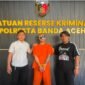 Terduga pelaku penganiayaan berinisial NPA (34) saat diamankan di Polresta Banda Aceh usai menikam korban di kawasan Simpang Dodik, Banda Aceh, Rabu (19/8/2026). (Foto: Istimewa/Dok. Polresta Banda Aceh)