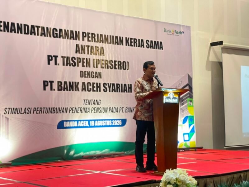 Wakil Gubernur Aceh, Fadhlullah, memberikan sambutan dalam acara penandatanganan Perjanjian Kerja Sama (PKS) antara PT TASPEN (Persero) dan PT Bank Aceh Syariah di Hotel The Pade, Aceh Besar, Rabu (19/8/2026).