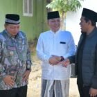 Wakil Gubernur Aceh Fadhlullah, SE bertakziah ke rumah duka almarhumah Ummi Rubiah binti Tgk. Arifin, ibunda Ketua Badan Baitul Mal Aceh Tgk. H. Muhammad Yunus M. Yusuf atau Abon Yunus, di Gampong Seneubok, Aceh Timur, Kamis (20/8/2026).
