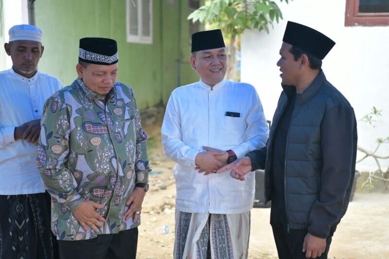 Wakil Gubernur Aceh Fadhlullah, SE bertakziah ke rumah duka almarhumah Ummi Rubiah binti Tgk. Arifin, ibunda Ketua Badan Baitul Mal Aceh Tgk. H. Muhammad Yunus M. Yusuf atau Abon Yunus, di Gampong Seneubok, Aceh Timur, Kamis (20/8/2026).