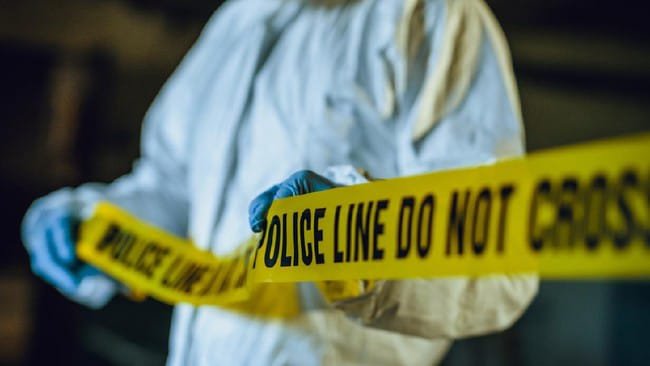 Seorang pelajar berinisial DK (16) meninggal dunia usai sepeda motor yang dikendarainya tertabrak KRL rute Duri-Tangerang.