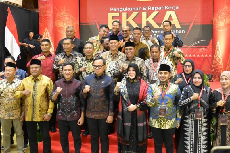 Bupati Aceh Besar, H Muharram Idris menghadiri pengukuhan dan rapat Forum Komunikasi Kabupaten/Kota se-Aceh (FKKA), di Anjong Mon Mata, Kompleks Meuligoe Gubernur Aceh, Banda Aceh, Rabu (19/8/2026) malam.