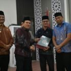 Wakil Gubernur Aceh Fadhlullah (Dek Fadh) menyerahkan bantuan Al-Qur’an dari Kerajaan Arab Saudi secara simbolis di Aceh Tamiang, Kamis (20/8/2026).