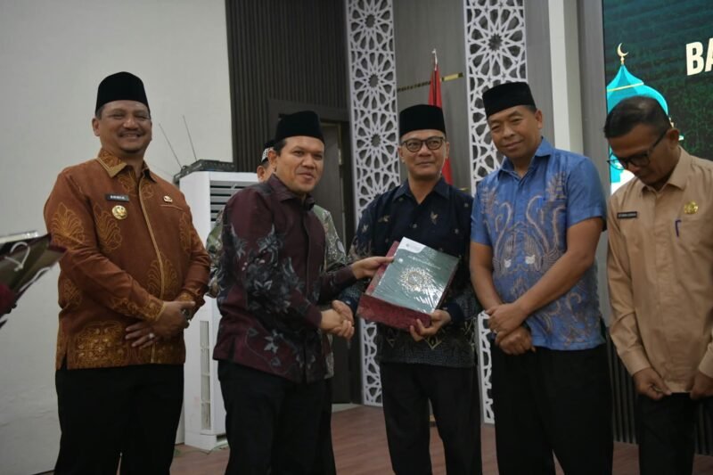 Wakil Gubernur Aceh Fadhlullah (Dek Fadh) menyerahkan bantuan Al-Qur’an dari Kerajaan Arab Saudi secara simbolis di Aceh Tamiang, Kamis (20/8/2026).