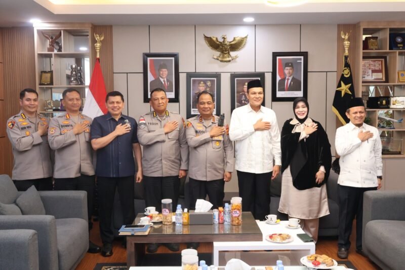 Kapolda Aceh Irjen Pol. Ruddi Setiawan menerima kunjungan silaturahmi jajaran Yayasan Pendidikan Islam Tgk. Chiek Oemar Diyan di Mapolda Aceh, Banda Aceh, Kamis (20/8/2026).