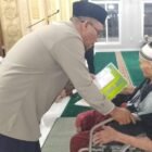 Baitul Mal Kota Banda Aceh memberikan santunan kepada mualaf di Masjid Ar-Rahman, Gampong Panteriek, Kecamatan Lueng Bata, Rabu (20/8/2026) malam.