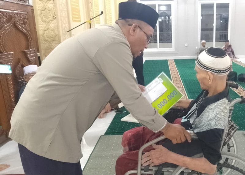 Baitul Mal Kota Banda Aceh memberikan santunan kepada mualaf di Masjid Ar-Rahman, Gampong Panteriek, Kecamatan Lueng Bata, Rabu (20/8/2026) malam.