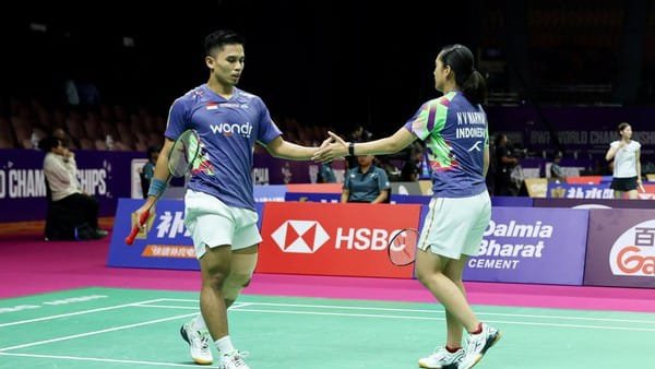 Pasangan ganda campuran Indonesia Amri Syahnawi/Nita Violina Marwah melaju ke semifinal Kejuaraan Dunia Bulutangkis 2026.
