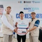 Deputi Operasional BSI Regional Office Aceh Muhammad Nur Rohman (kiri) dan Koordinator TJSL BP BUMN Fahrudin Muhtamin (kanan) memberikan bantuan untuk Huntara Lubuk Sidup secara simbolis kepada perwakilan huntara Datok Ibrahim (tengah)
Deputi Operasional BSI Regional Office Aceh Muhammad Nur Rohman (kiri) dan Koordinator TJSL BP BUMN Fahrudin Muhtamin (kanan) memberikan bantuan untuk Huntara Lubuk Sidup secara simbolis kepada perwakilan huntara Datok Ibrahim (tengah)
