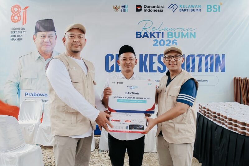 Deputi Operasional BSI Regional Office Aceh Muhammad Nur Rohman (kiri) dan Koordinator TJSL BP BUMN Fahrudin Muhtamin (kanan) memberikan bantuan untuk Huntara Lubuk Sidup secara simbolis kepada perwakilan huntara Datok Ibrahim (tengah)
Deputi Operasional BSI Regional Office Aceh Muhammad Nur Rohman (kiri) dan Koordinator TJSL BP BUMN Fahrudin Muhtamin (kanan) memberikan bantuan untuk Huntara Lubuk Sidup secara simbolis kepada perwakilan huntara Datok Ibrahim (tengah)