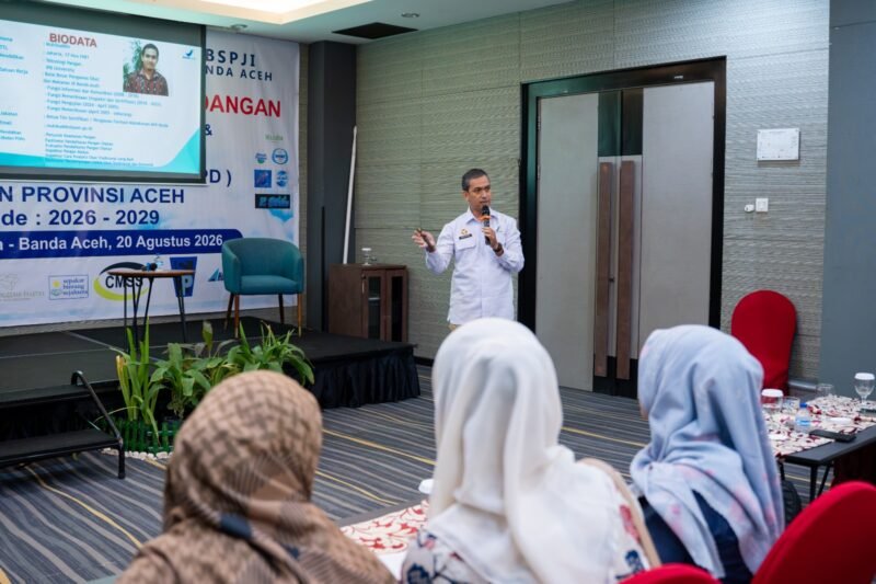 Perwakilan BBPOM Aceh, Muhibuddin (tengah), menyampaikan materi saat Sosialisasi Peraturan Perundangan AMDK dan Pengukuhan DPD ASPADIN Aceh di Banda Aceh, Kamis (20/8/2026).