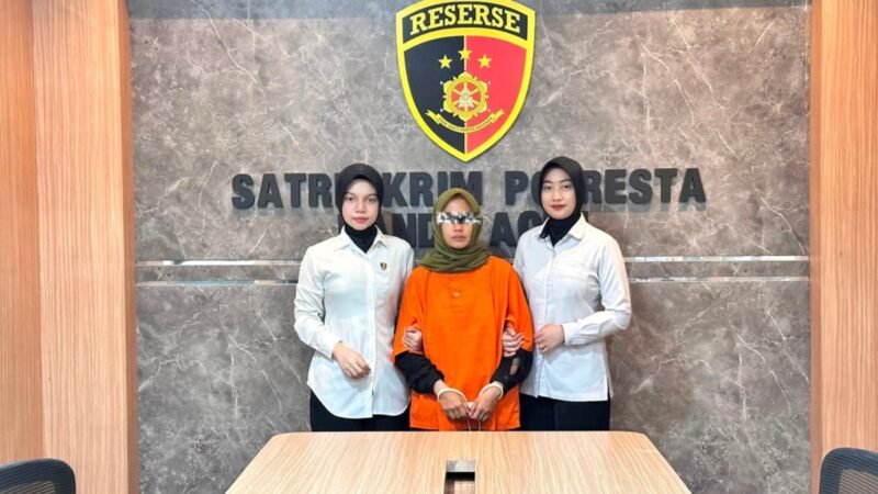Terduga pelaku pencurian emas berinisial RIF (31) saat diamankan di Polresta Banda Aceh setelah menyerahkan diri, Jumat (21/8/2026).