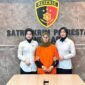 Terduga pelaku pencurian emas berinisial RIF (31) saat diamankan di Polresta Banda Aceh setelah menyerahkan diri, Jumat (21/8/2026).