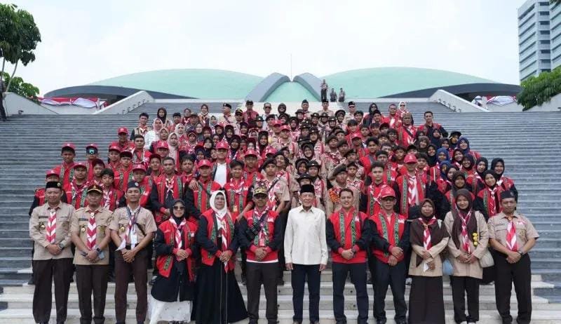 Anggota Komisi VII DPR RI asal Aceh H. Teuku Zulkarnaini (Ampon Bang) menyambut dan memberikan motivasi kepemimpinan kepada kontingen Pramuka dari Aceh Barat, Nagan Raya, Aceh Jaya, dan Aceh Barat Daya di Gedung DPR RI, Senayan, Jakarta, Jumat.