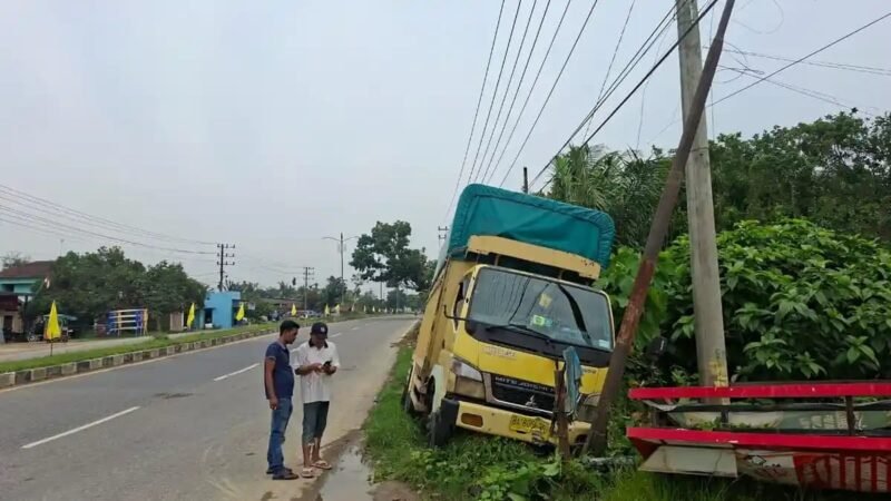 Sebuah truk berplat nomor BA 8066 OU mengalami kecelakaan tunggal di Jalan Ir H Juanda, Karangbaru, Aceh Tamiang, Sabtu (22/8/2026) pagi.